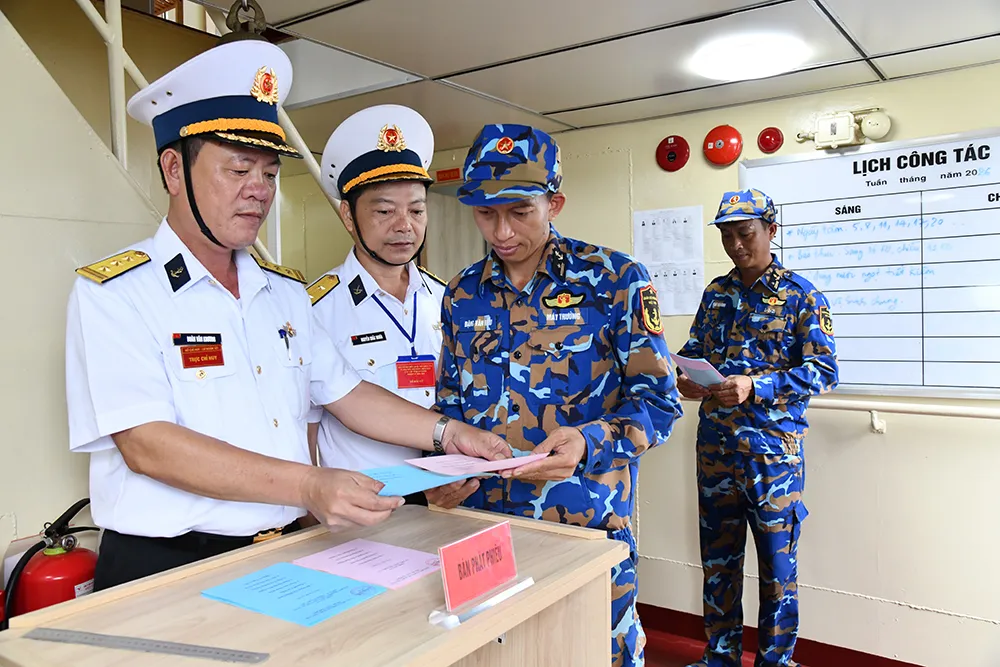 Cử tri nhận phiếu bầu cử trên tàu.JPG