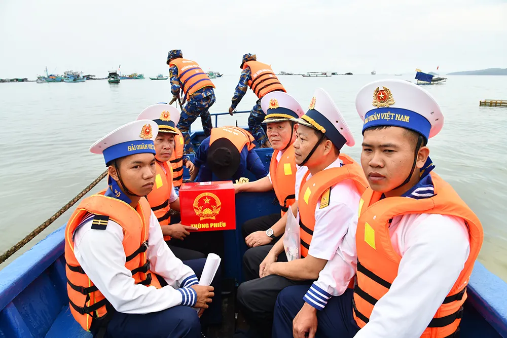 Hòm phiếu phụ đang được di chuyển lên tàu.JPG