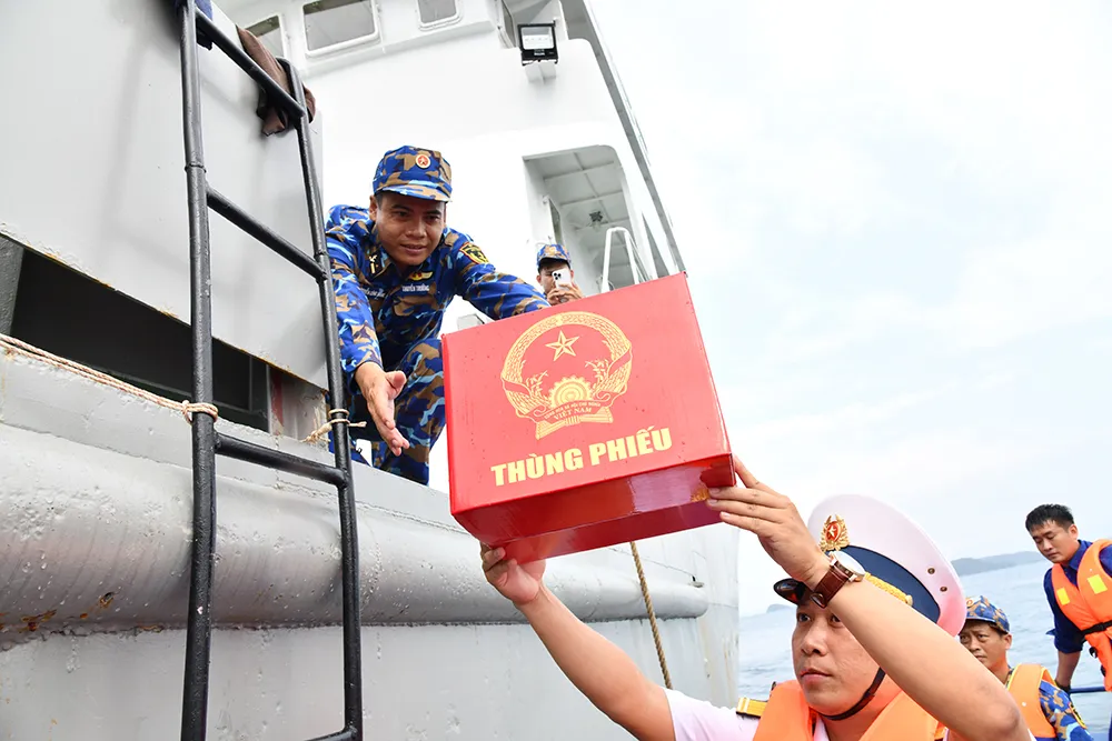 Hòm phiếu phụ được đưa lên tàu.JPG