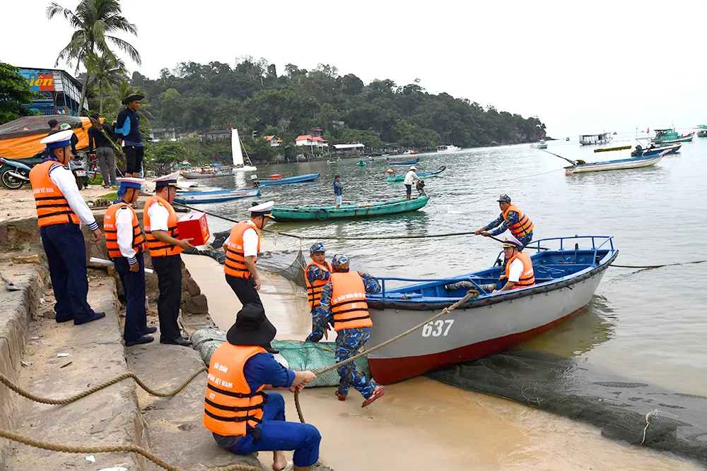 Hòm phiếu phụ được đưa lên xuồng để di chuyển xuống tàu.JPG