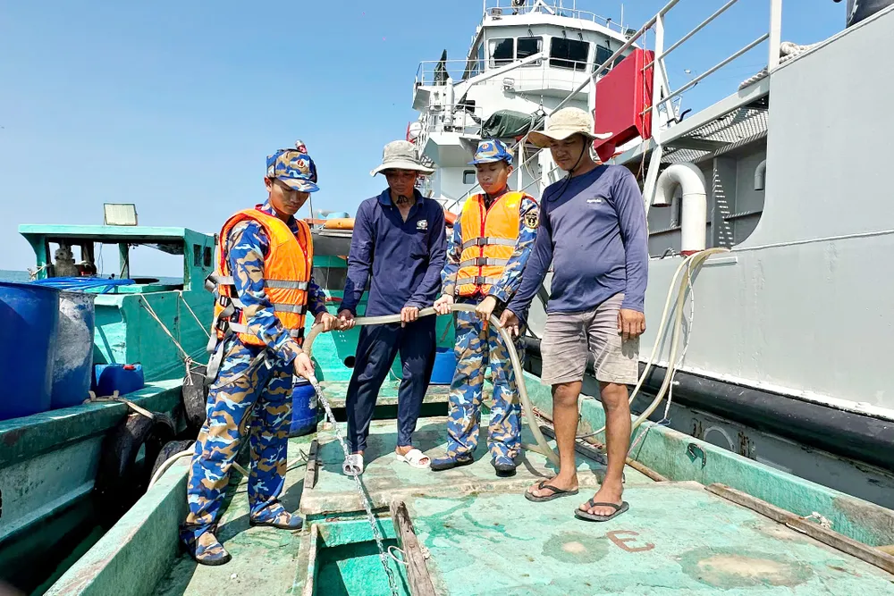 4. Nguồn nước sinh hoạt trên Tàu 527 được cán bộ, chiến sĩ chia sẻ với nhân dân..jpg