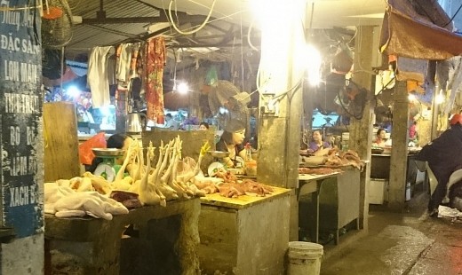 The booths to sell Vietnamese meat are seen no consumers (Photo: SGGP)