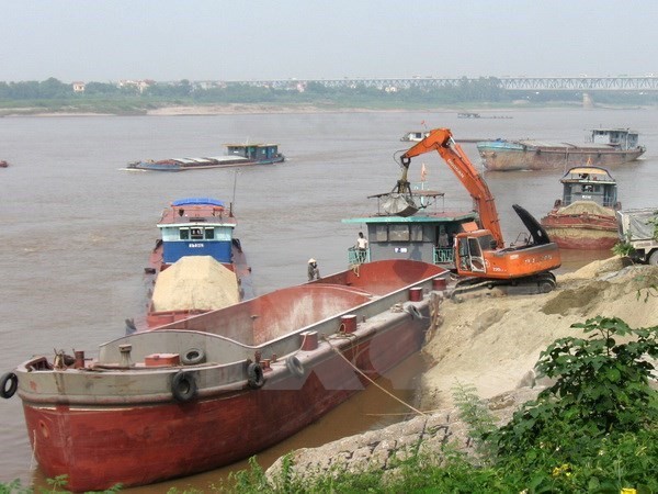 Police arrest ships which illegally dredge sand (Photo: VNA)