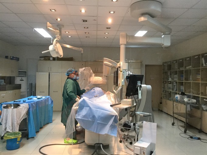 Doctors of Trung Vuong Hospital in HCM City’s District 10 perform endovascular intervention on a patient. (Photo: VNA)