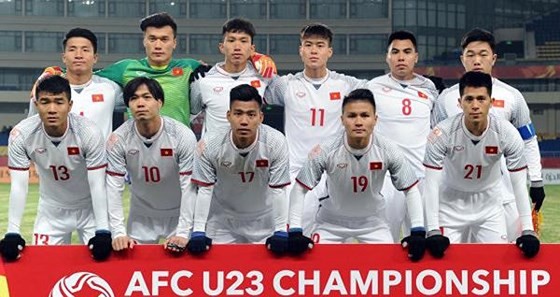 Vietnamese PM signs certificates of merit to footballers