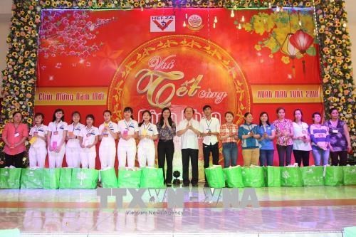 Ho Chi Minh City leaders share pre-Tet joy with workers