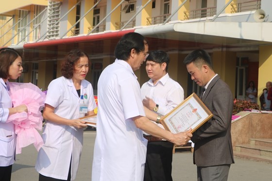 Dr. Nguyen Viet Dong gives certificates of merit to two donors (Photo: SGGP)