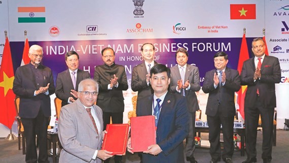 Indian and Vietnamese enterprises exchanged commercial trade agreement under the witness of President Tran Dai Quang (Photo: SGGP)