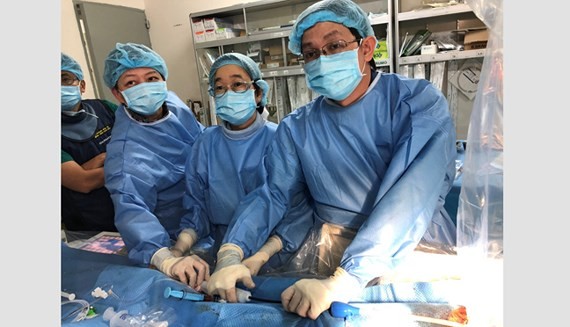 Cho Ray surgeons place wireless electronic heartbeat equipment