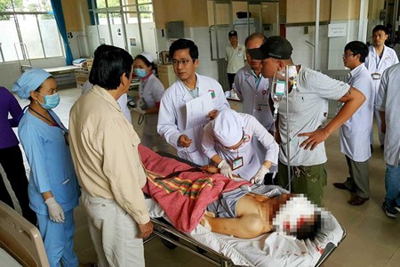 The Lam Dong General Hospital gathered all its human resources to give emergency aid to accident victims. (Photo by Doan Kien)