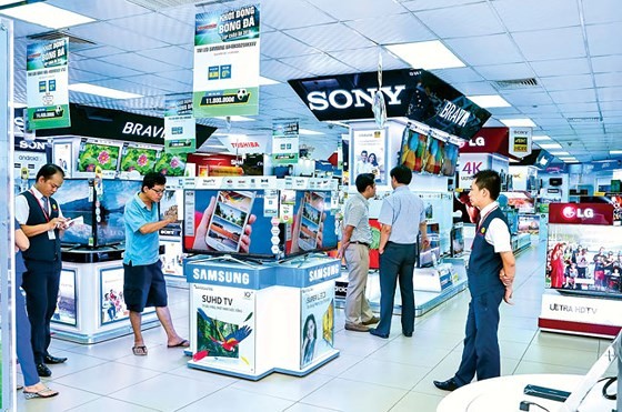 Visitors at an electronics store in HCMC (Photo: SGGP)