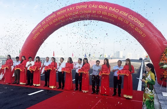 Bridge to Kim Cuong island opened to traffic