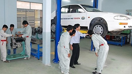 Students of the Cao Thang Technical College in their practice session