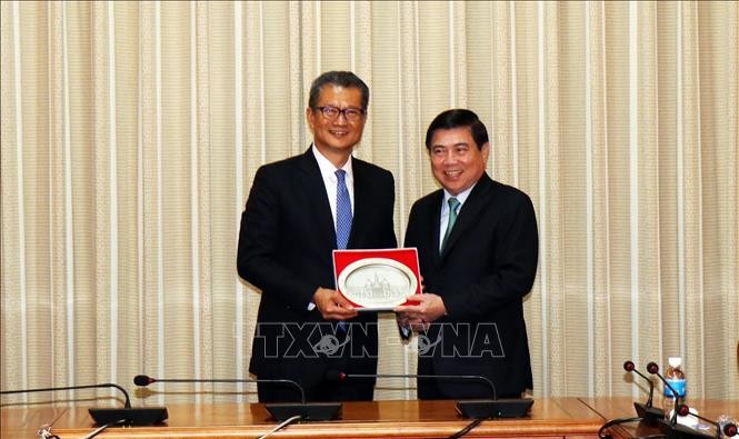 Chairman Nguyen Thanh Phong and Financial Secretary of the Hong Kong Special Administrative Region Paul Chan Mo-po (Photo: http://tphcm.dangcongsan.vn)