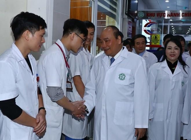 PM Nguyen Xuan Phuc visits Bach Mai General Hospital on the occasion of Vietnamese Doctors' Day. (Photo: VNA)