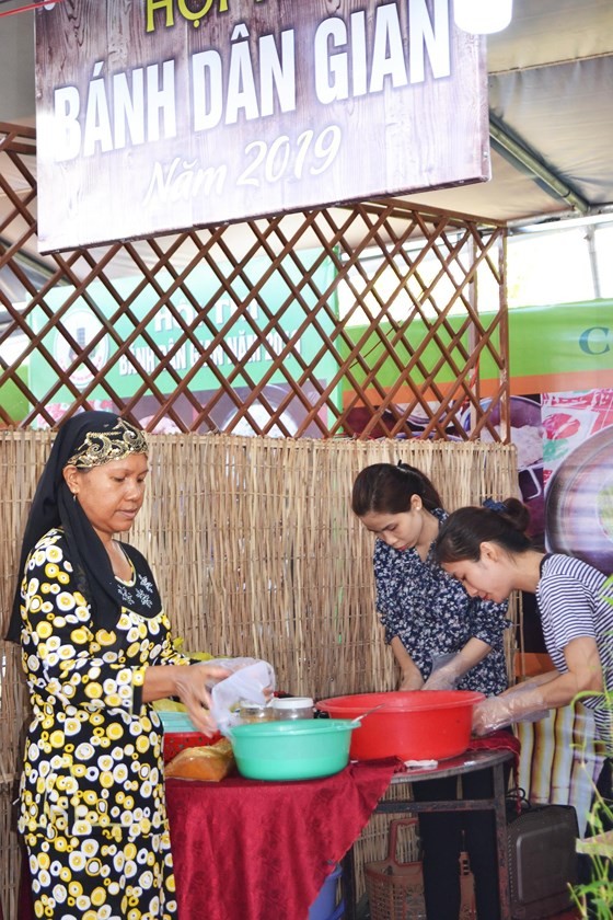 Festival seeks to build brand names for southern traditional cakes ảnh 1