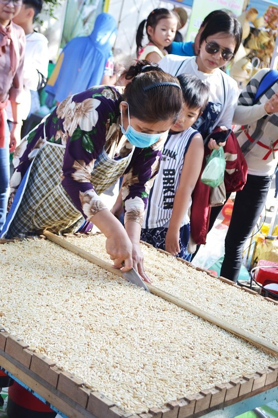 Festival seeks to build brand names for southern traditional cakes ảnh 4