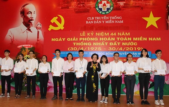 SGGP Newspaper gives Nguyen Van Huong scholarship in Tay Ninh province  ảnh 2