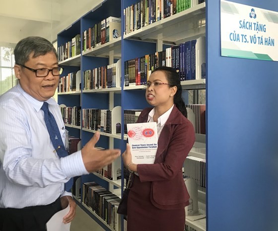 Overseas Vietnamese scientist gives books worth $150,000 ảnh 1