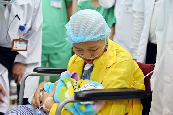 The touching reunion of the brave mom and her son (Photo: SGGP)