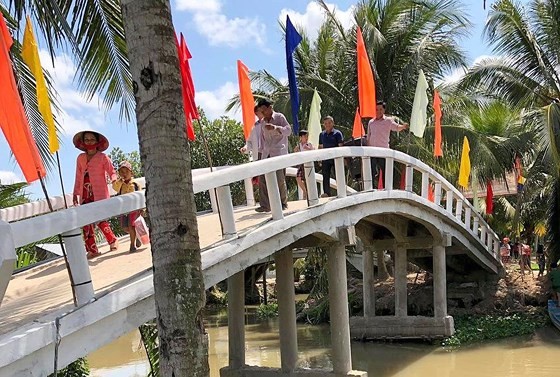 Rural residents contribute assistance to bridge construction ảnh 2