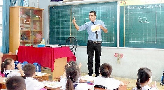 A foregin teacher is teaching In An Hoi Primary School (Photo: SGGP)