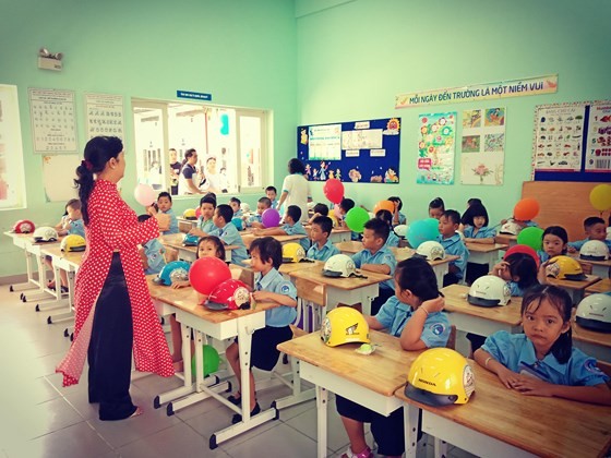 Students in HCMC come back to school ảnh 4