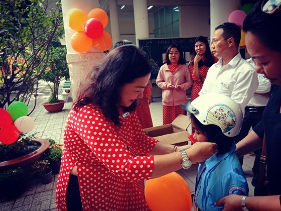 Students in HCMC come back to school ảnh 5