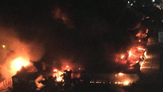 Blazing fire destroys 6,000-meter-square warehouse in Hanoi ảnh 2