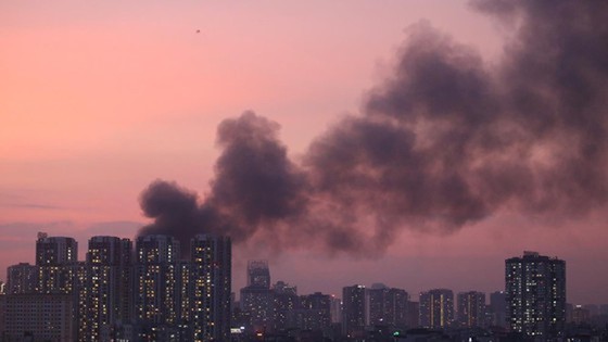 Blazing fire destroys 6,000-meter-square warehouse in Hanoi ảnh 4