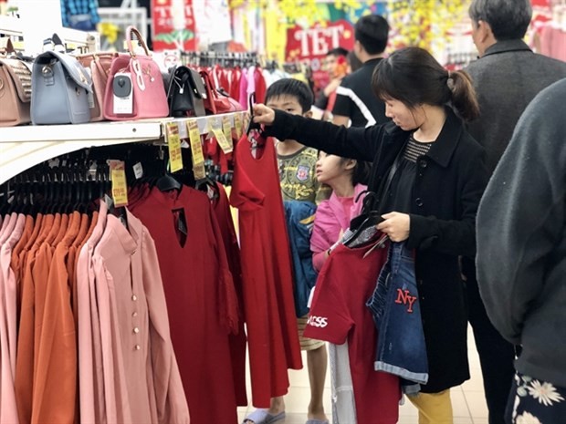 Consumers shop at a supermarket in Thua Thien-Hue province. (Photo: VNA)