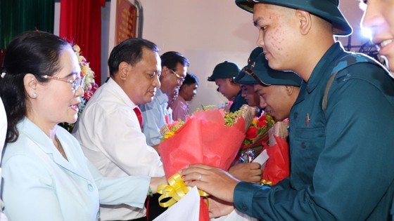 Young people in HCMC enthusiastically perform military services ảnh 5