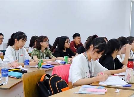 Students of a high-quality program in the University of Economics and Law (Vietnam National University HCMC) in their theory lesson. (Photo: SGGP)