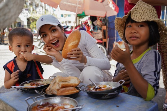 Miss Universe Vietnam discovers banh mi shops in HCMC ảnh 1