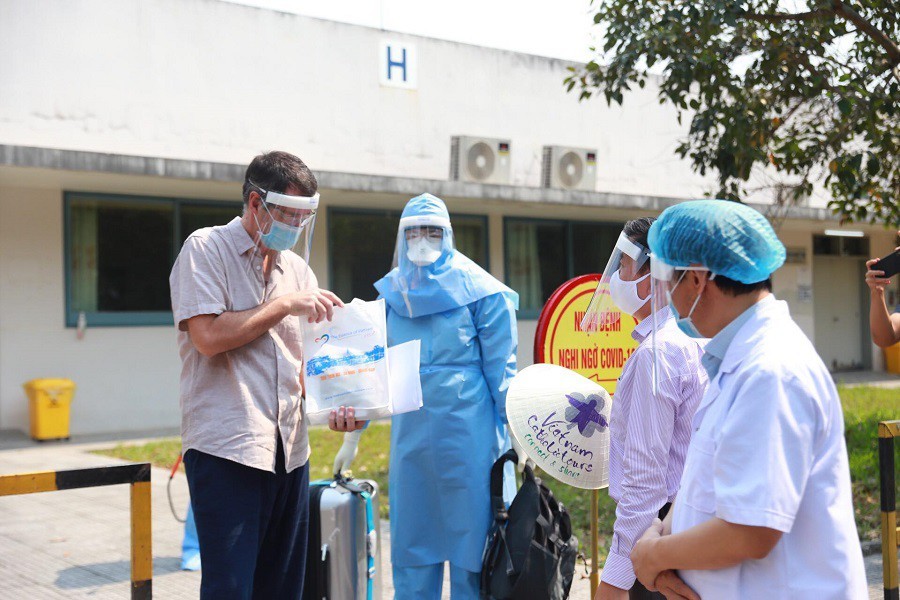 Briton man checks his essential document before leaving the hospital (Photo: SGGP)