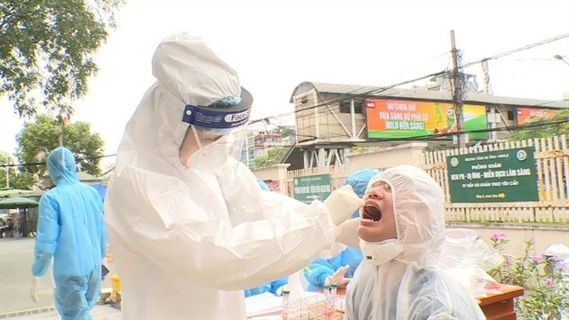 A man receives a screening swab test at Bach Mai Hospital. One more infection connected to the hospital was reported on Thursday morning. — VNA/VNS Photo
