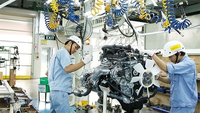 The manufacturing and processing industry had the highest labour number at 1.2 million workers suffering negative impacts due to the pandemic. — Photo daibieunhandan.vn