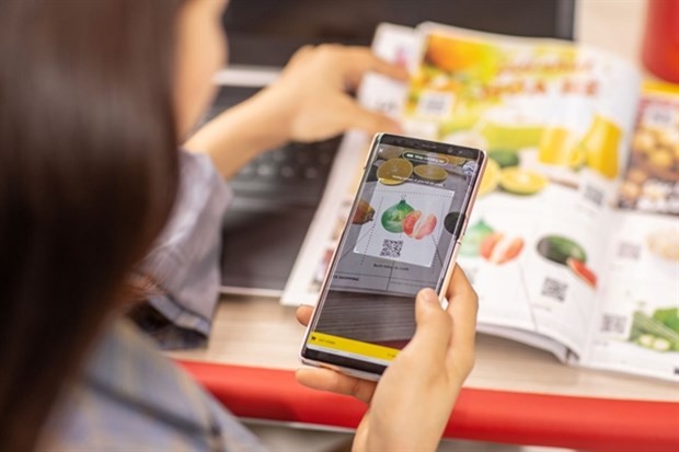 A shopper scans QR codes to shop online (Photo: vinid.net)