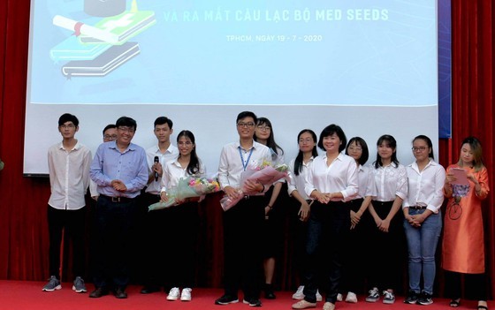 56 outstanding medicine students given Nguyen Van Huong scholarships ảnh 3