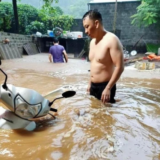 Two people killed in torrential rain, flash flood in North region ảnh 1