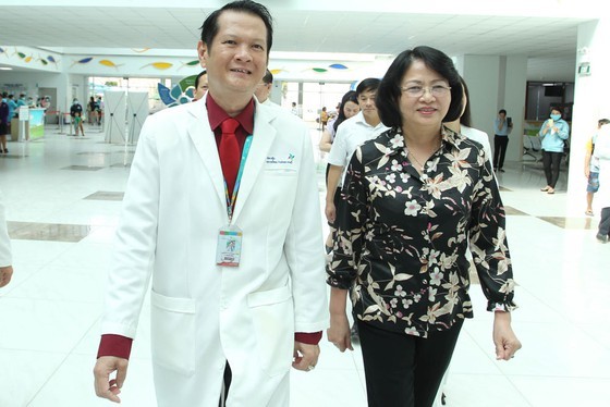 Vice President congratulates surgery team while visiting twins in hospital ảnh 1