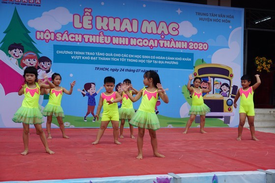 Over 30,000 books introduced in book festival in suburban district ảnh 1