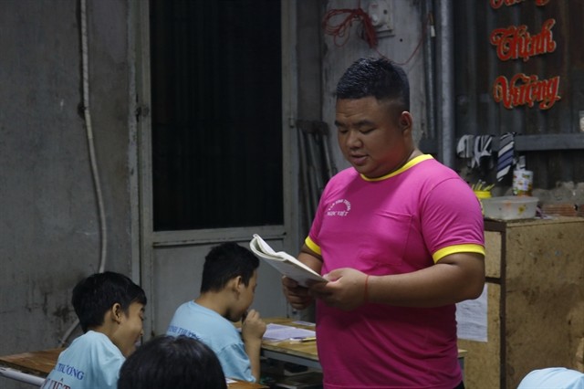 Huynh Quang Khai at a session for the third and fourth grade students. Photo tuoitre.vn