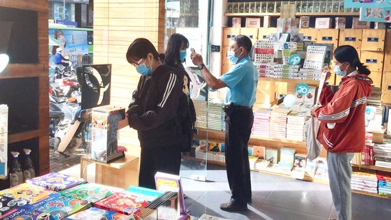 Visitors to a bookstore (Photo: SGGP)