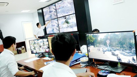 The technical team is handling information sent from smart cameras in District 1. (Photo: SGGP)