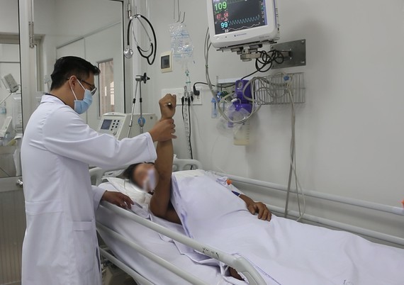 The man can do what doctors ask now (Photo: SGGP)