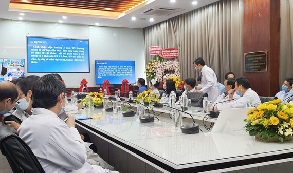 Cho Ray health workers are providing consultation to their peers in Con Dao island in Ba Ria- Vung Tau Province (Photo: SGGP)