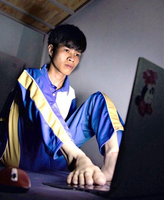 Disabled students get through a lot of adversity in pursuit of education ảnh 1