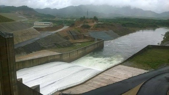 Heavy rain triggered flooding leaves 13 dead and missing in Central Vietnam ảnh 8