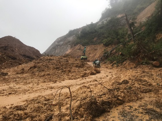 Heavy rain triggered flooding leaves 13 dead and missing in Central Vietnam ảnh 1